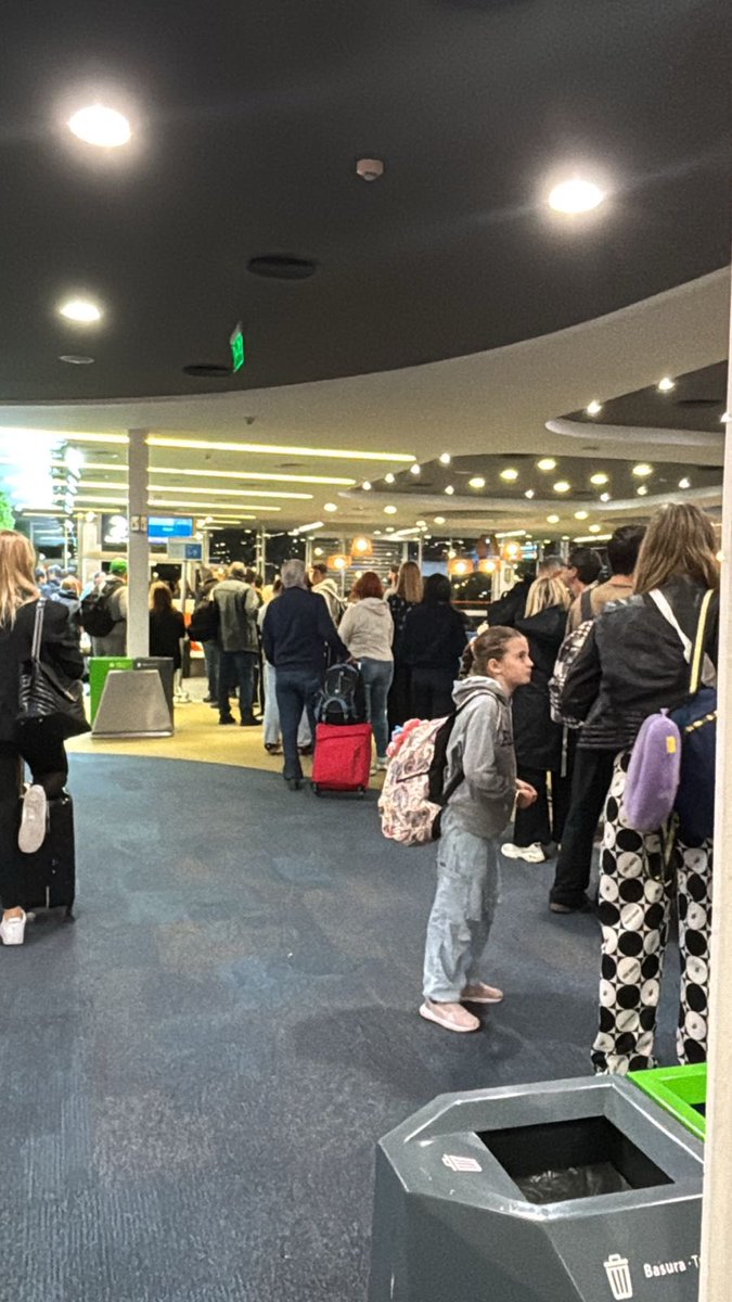 salt_argentina's tweet photo. Faltan DOS HORAS Y MEDIA para embarcar y así está la fila en la puerta. El argentino es el pasajero de avión más pelotudo del mundo. https://t.co/BKC60sw1HO