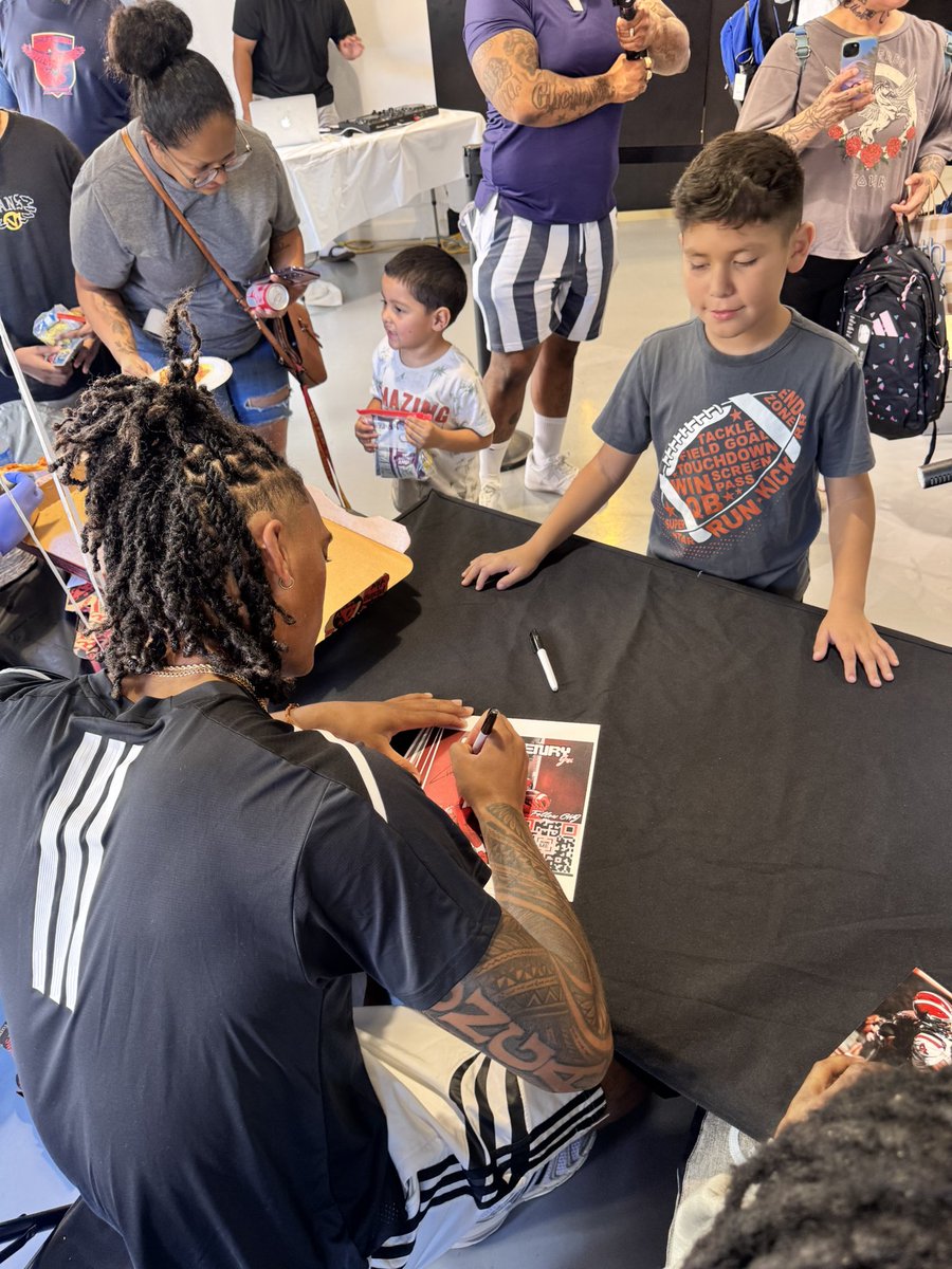 Giving back to the community🙏🏽 Big shout out to <a href="/adidasFballUS/">adidas US Football</a> for help making it happen. This is bigger than football- it's about impact. 
#BackToSchooldrive 
#backpackdrive