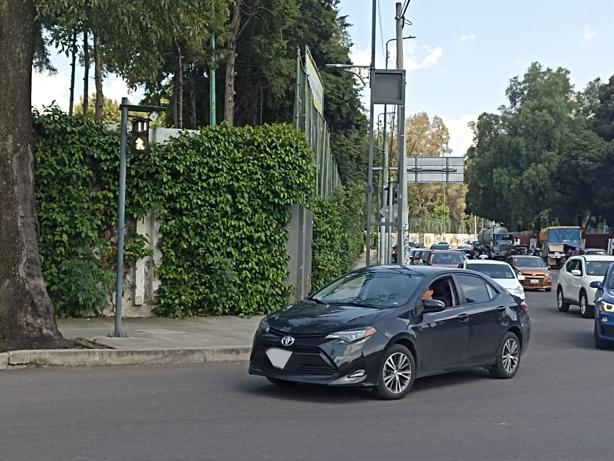 Marco_LR's tweet photo. @MetrobusCDMX Hola tío metrobús. En la estación Cafetales de L5 el semáforo está mal sincronizado. Da paso al mismo tiempo al peatón y al automovilista en el cruce con Cafetales, justo en la esquina del deportivo censodep. Ojalá puedan ajustarlo para evitar accidentes. Gracias! https://t.co/5Wj0zNq7zR