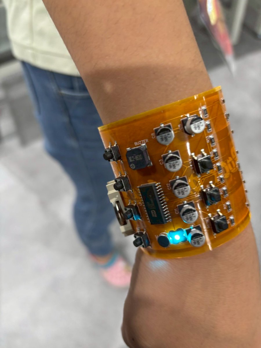 2日目はうちの子供たちも来まして、CuteeWorksさんのワークショップで音声録音ウェアラブルデバイス「ROCK ON SHEEEET!」を作らせて頂きました！夏フェス感😆 #つくると