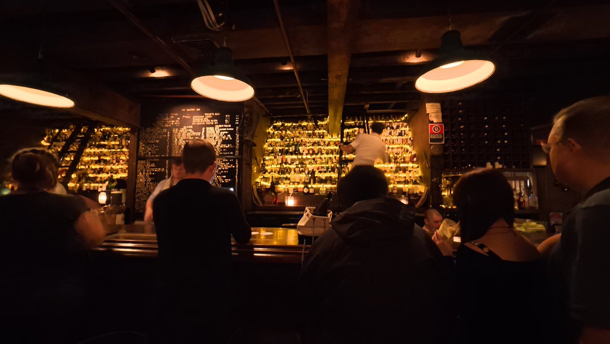 Sydneyで食べたご飯と素敵なbar🍷
至る所から聞こえてくる英語が以前よりも理解できるようになっていて嬉しい。

Sydneyはアジア系やインド系の人も沢山いるみたいで、完璧じゃない英語でコミュニケーション取ってる人も結構いる。
結局は意図を伝えることが最優先。