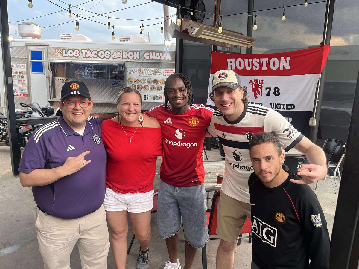 Happy to see Dynamo players in the community!  Several of our members played double duty with Toyosi Olusanya at the Manchester United preseason watch party!