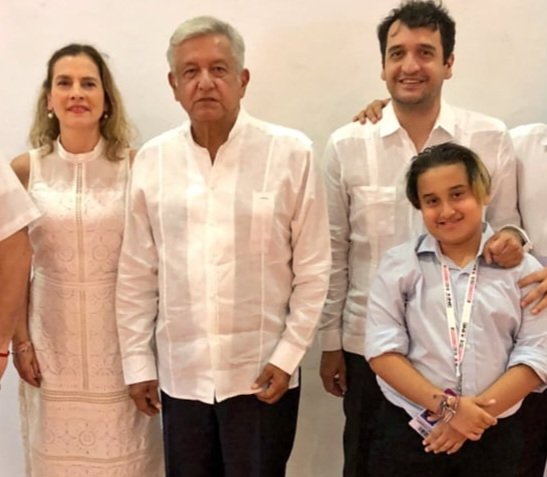 SE MUDAN A ESPAÑA.- La familia Obrador ya tramita su nacionalidad Española ante la embajada de ese país y han jurado lealtad al Rey español.. vivirán en uno de los barrios más lujosos de Madrid... Y los morenacos tragándose el cuento de la austeridad republicana de la 4T..