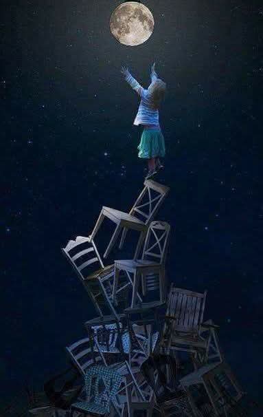 قاسٍ هو الشعورُ حينَ يصبِحُ الهروبُ من الذَّاكرةِ نَجاةً،
حينَ تُغلِقُ الرُّوحُ نوافذها على لحظاتٍ كانَت يَومًا وطنًا لِلنَّبْضِ
وتُخبَّأُ أَصدقُ المشاعرِ في زاويةٍ مُعتمةٍ منَ القلْبِ،
زاويةٍ لا يطالُها النُّورُ، ولا تصِلُها الخُطى..
كأنَّها خُلِقَتْ لِتبقَى سِرًّا، لا حِكايَةً.