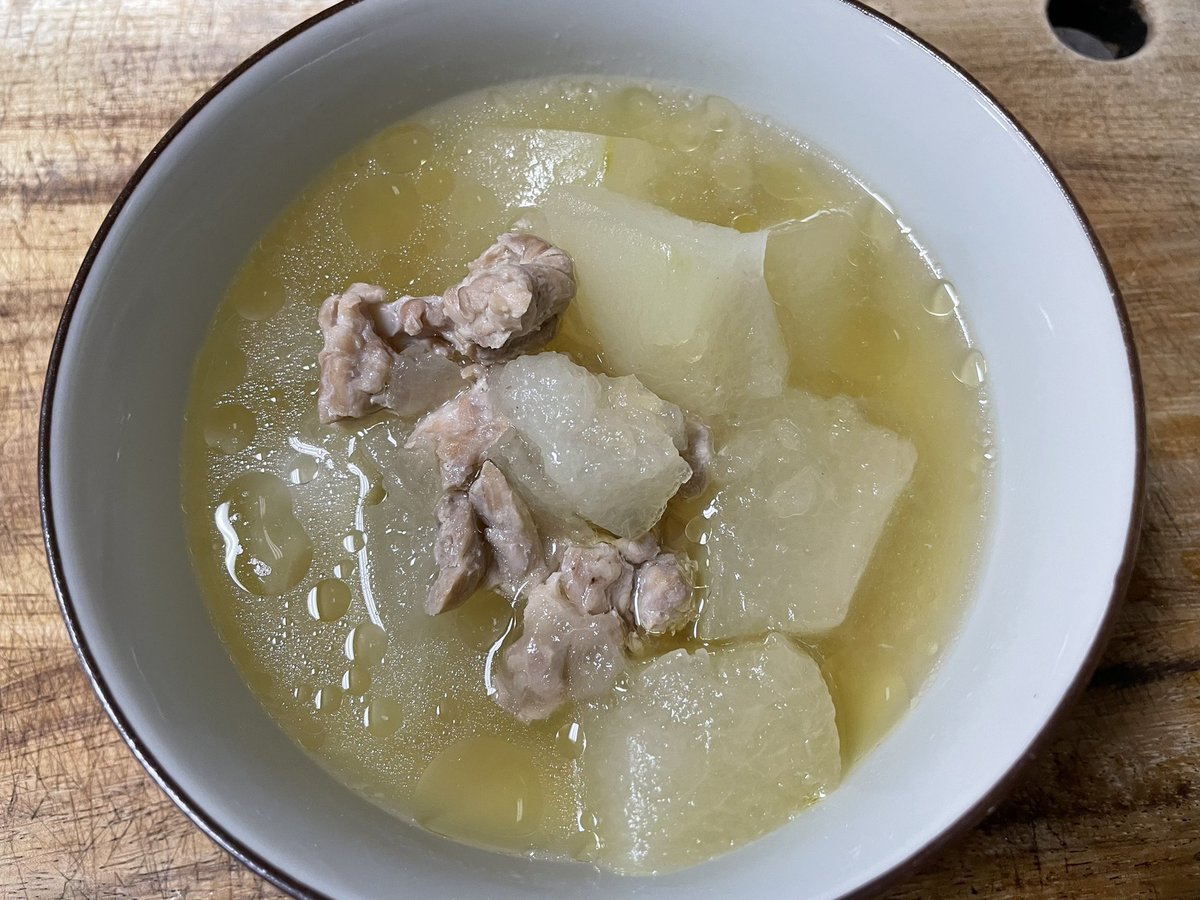 【冬瓜と鶏肉のスープ】

冬瓜は体の余分な熱を冷まし、体を潤して夏バテを予防してくれます。
利尿作用もあるので、むくみを緩和してくれます。

鶏肉は胃腸を温めて元気にし、体の気(エネルギー)を補ってくれます。

特に夏バテ気味の方や食欲のない、冷房で冷えた時など体の芯からぽかぽかに。