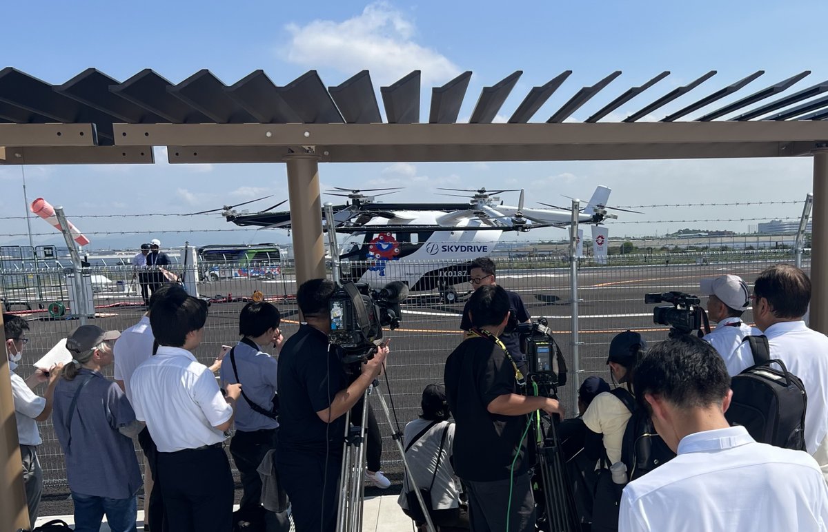 【万博デモフライト情報】 
本日8月4日（月）の大阪・関西万博モビリティエクスペリエンスでのデモフライトは安全性を総合的に評価した結果、機体展示に変更させていただきます。  

機体展示　①9:15～9:45 / ②11:15～11:45 
※写真のような距離感でご覧いただけます  

#大阪関西万博 #万博