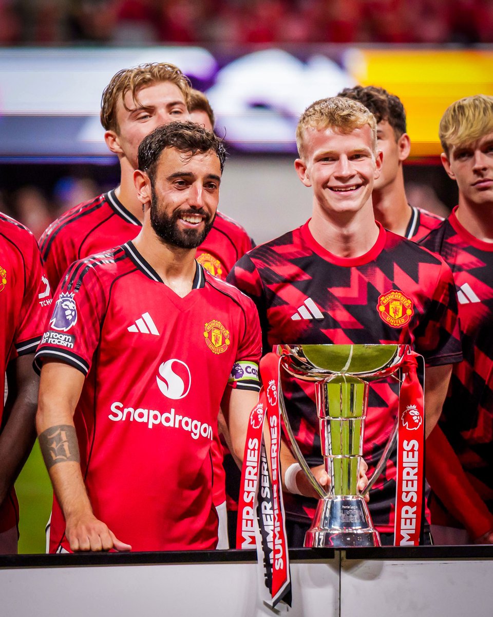 Manchester United with their trophy after winning the Premier League Summer Series 🏆