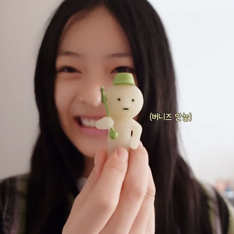 kismetfiless's tweet image. newji and their trinkets 🎀🐬🌸🛍️🍀🐰