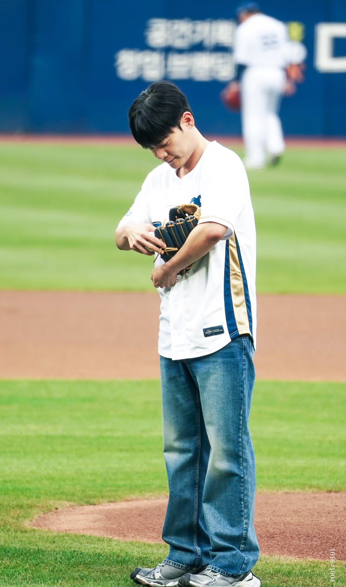 25.08.03  < NC 다이노스 VS  KT WIZ> 
승리기원 시구&amp;애국가 제창
#유채훈 #라포엠

 글러브를 넘 귀엽고 소듕하게 받는거 아니니ㅋ ☺️