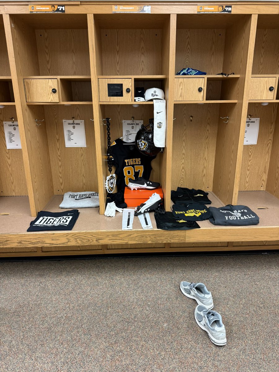 Had a great official visit with <a href="/FHSUFootball/">FHSU Football</a> !! <a href="/Coach_Hickel/">Layton Hickel</a> <a href="/CoachKMurph/">Kyle Murphy</a> 

<a href="/OJsimpso32/">OJ Simpson</a> 
<a href="/Coach_Higgins68/">Boston Higgins</a> 
<a href="/CoachWilmes25/">Coach Alan Wilmes</a>