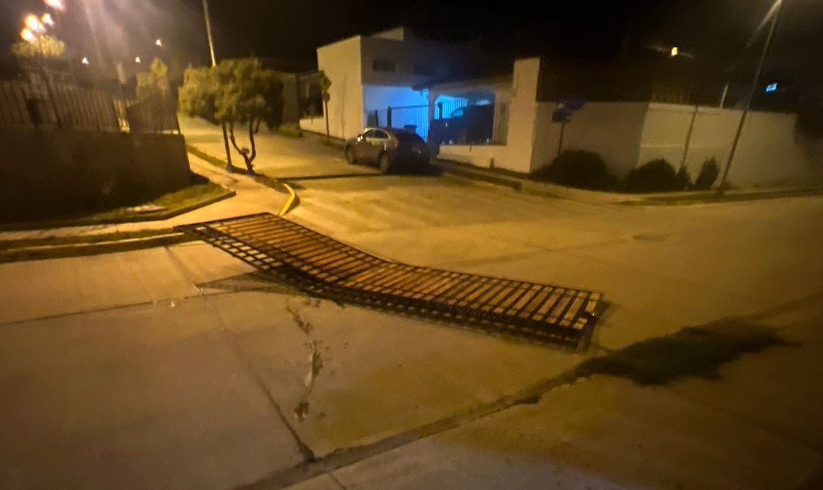 [Video] Desconocidos derriban portón de casa para robar vehículo en sector El Milagro de La Serena miradiols.cl/2025/08/03/vid…