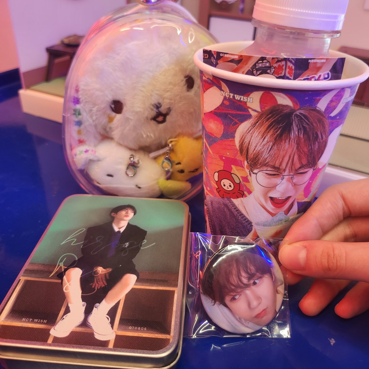 1_wish_y0u's tweet photo. 늦게가서 럭드 못할까봐 걱정했는데 막바지 타고 틴케이스, 핀버튼까지 넘 졸귀... 분위기도 사진도 다 미쳤어여🫶🦭🫶
#료의여름축제
#RYOの夏まつり https://t.co/12qNEClXZ3