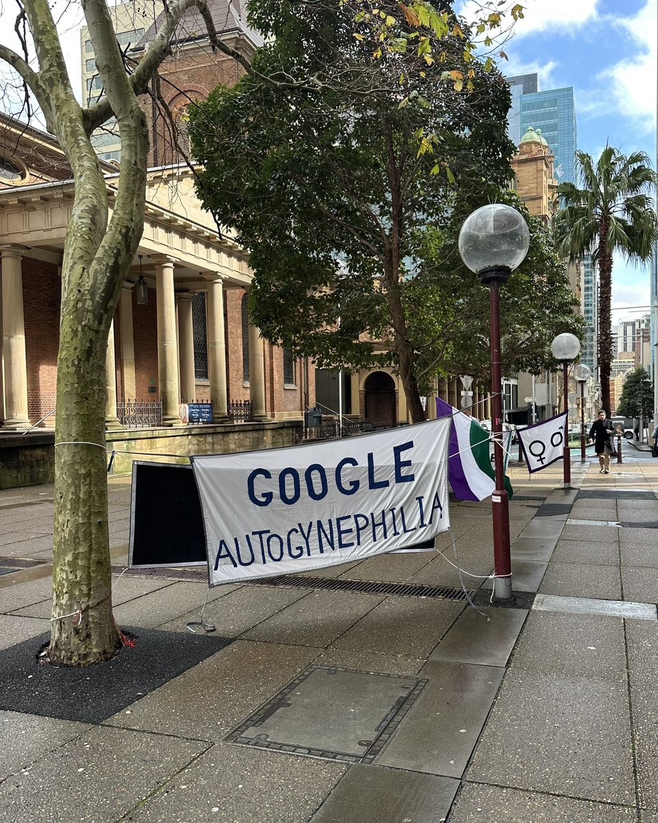 Spotted outside the Federal Court on Day 1 of #GigglevTickle.