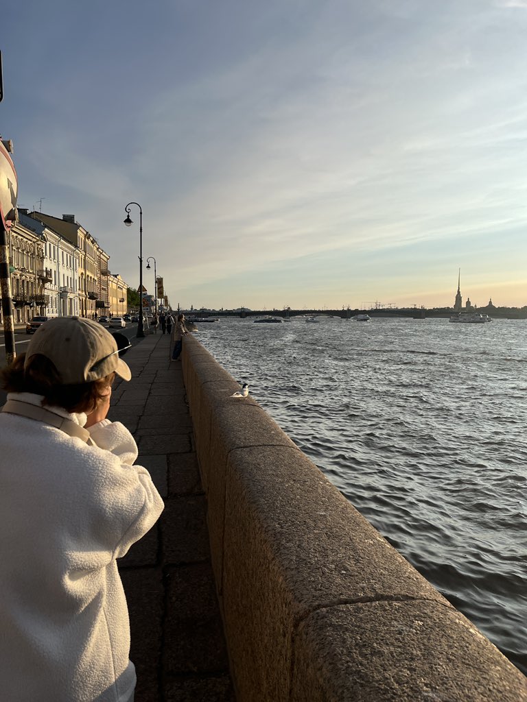 день рождения у моей любимой <a href="/6171241/">magischestuk</a>💖

ты прекрасна, как летний петербург на закате, и, пока ты будешь фотографировать чаек, я буду фотографировать тебя🫂