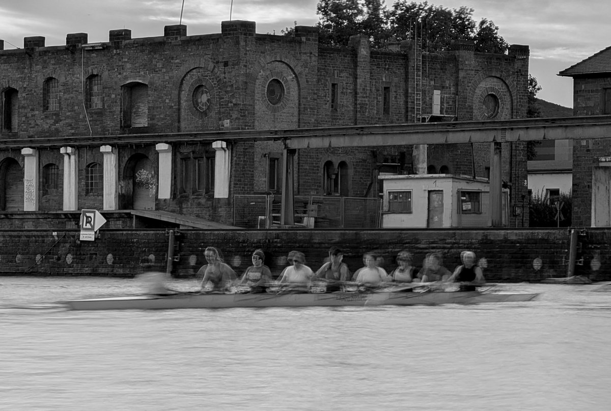 Muss das dann eigentlich statt #streetphotography heißen #waterphotography? Ist ja keine Street! 

#blackandwhitephotography #street #people #Rheinhafen #Karlsruhe #streetphotography #SchönesGegenDoofes #FloodTheZoneMitSchoenem