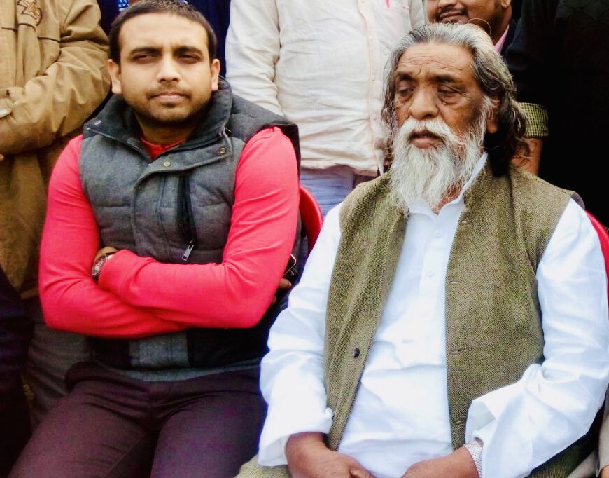 आदरणीय बाबा हम सबको छोड़ कर आज परमात्मा के पास चले गए। देश और झारखंड की सामाजिक और राजनीतिक क्षितिज में यह एक कभी न भर पाने वाला शून्य है।

ईश्वर झारखंड के जनक की दिवंगत आत्मा को शांति प्रदान करें। 

ईधर रामदास सोरेन जी भी ज़िंदगी की जंग लड़ रहे हैं। हम सबके लिए यह अत्यंत दुख और