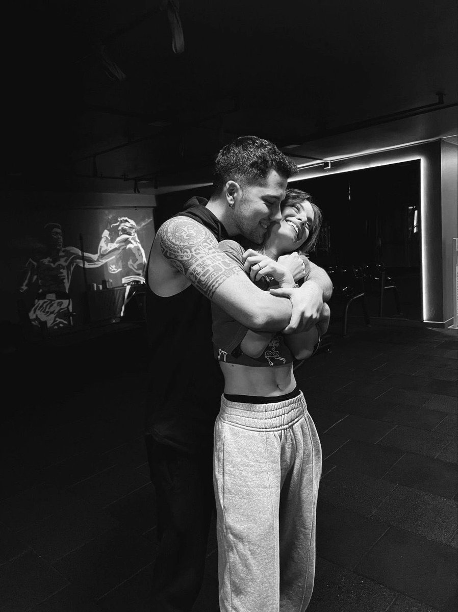 trvxh1's tweet image. • CARTA ABERTA PARA MEU AMOR •

compartilhar a vida com você tem sido uma experiência incrível! você é tão meigo, doce, carinhoso e amoroso comigo, eu sou tão grata por você me permitir fazer parte da sua vida e da sua rotina tanto on quanto off.