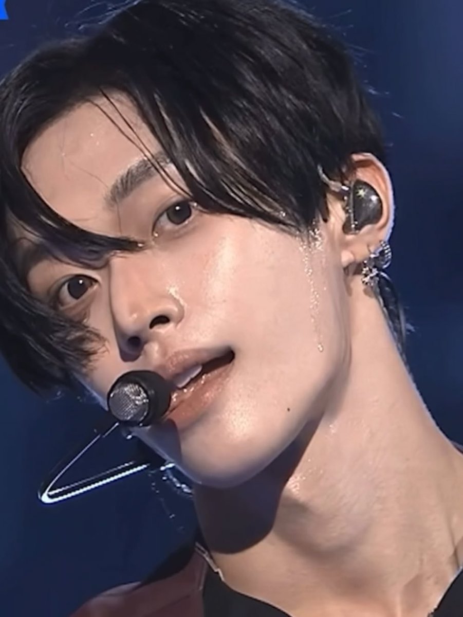 데뷔 전엔 긴장해서 살짝 표정 굳어있는데
지금은 여유 넘치는거...