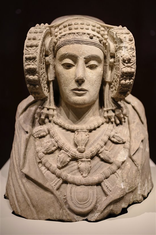 128 anys de la descoberta casual de l'escultura íbera "la dama d'Elx". En un molt bon estat i una preciosa talla. Desconeixem del seu significat i molts dels seus referents. Però si la voleu veure no la busqueu a Elx. On heu d'anar ? Endevineu i ningú la reclama. Vés per on.