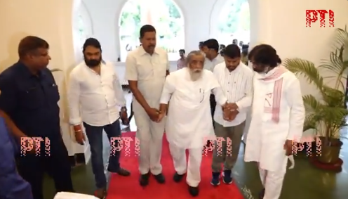 PTI_News's tweet photo. STORY | JMM founder Shibu Soren dies at 81

READ: https://t.co/6XUuQH8fsM

(File Photo) https://t.co/J61BMWubsq
