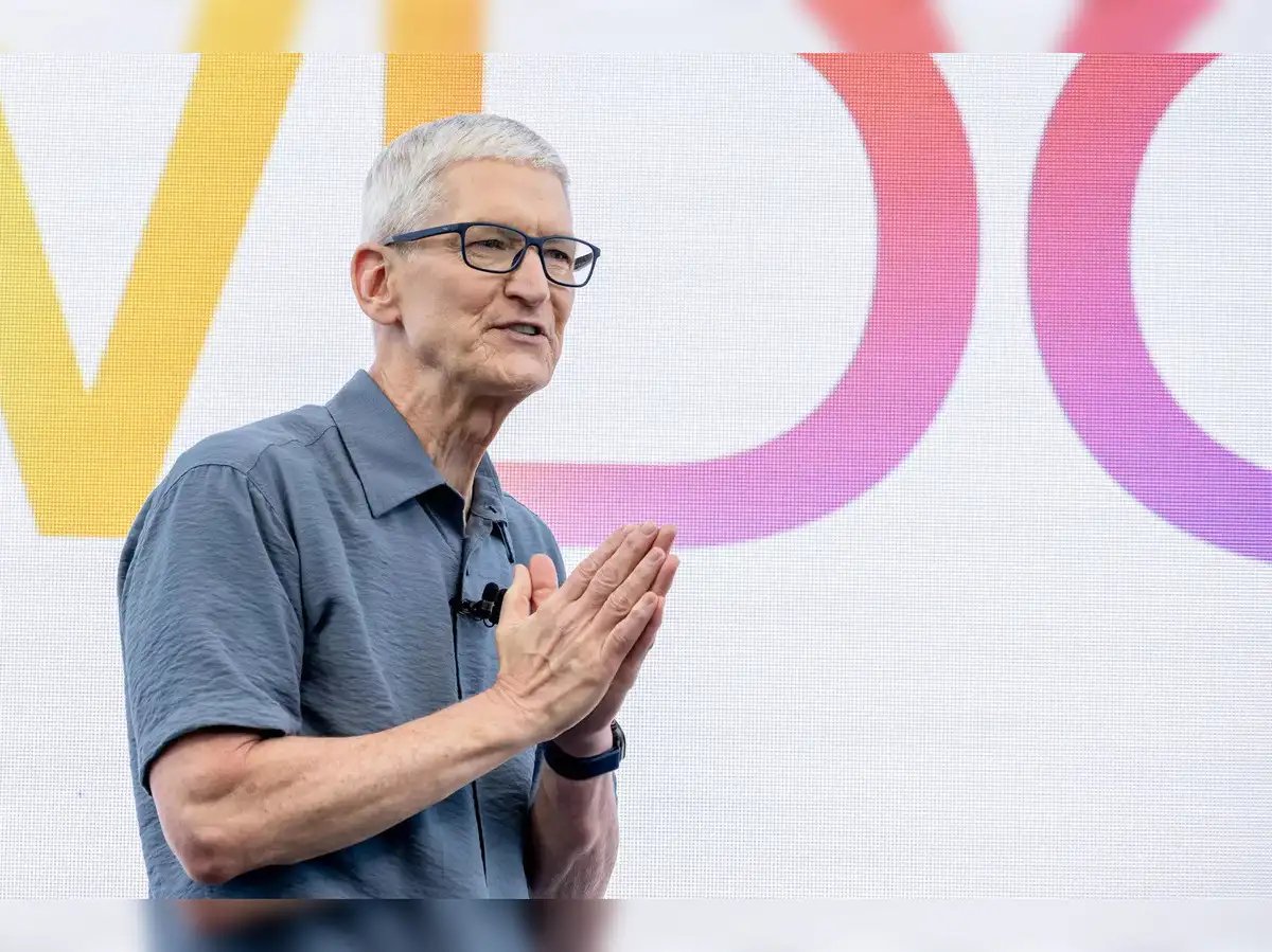 LogicLe0's tweet image. Apple CEO Tim Cook rallies employees on AI, promises an &quot;amazing&quot; product pipeline and big investments, teasing exciting innovations ahead for Siri, devices, and emerging markets.   economictimes.indiatimes.com/tech/artificia…