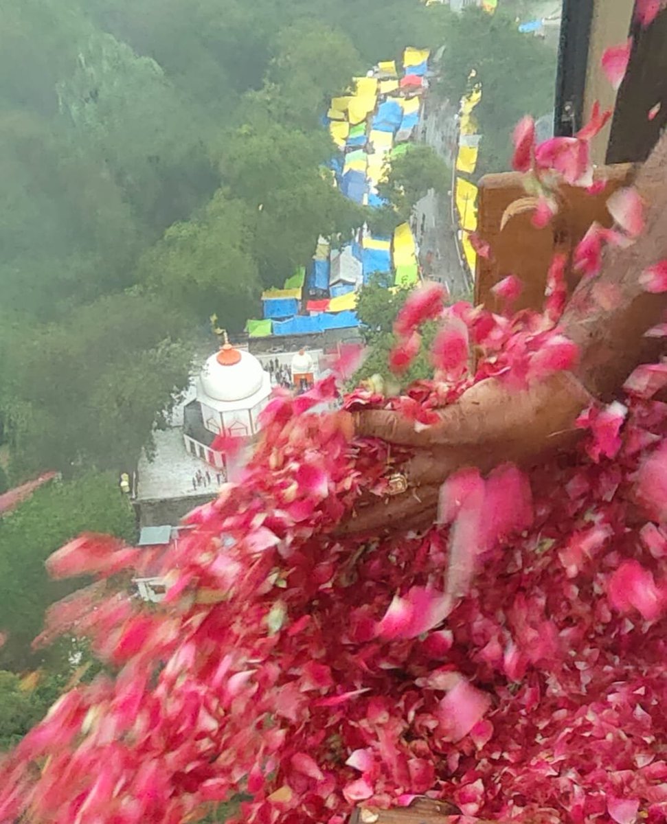 bstvlive's tweet image. 🚨बाराबंकी : बाराबंकी जिले में कांवड़ियों पर पुष्पवर्षा🚨

🆔 एडीएम-एएसपी ने हेलीकॉप्टर से पुष्पवर्षा की
🕵️‍♂️ सावन के आखिरी सोमवार को पुष्पवर्षा की
📍 औसानेश्वर महादेव मंदिर में भक्तों का सैलाब
📍 ADM अरुण सिंह, ASP रितेश सिंह ने पुष्पवर्षा की

#Barabanki #KawadYatra #FlowerShower