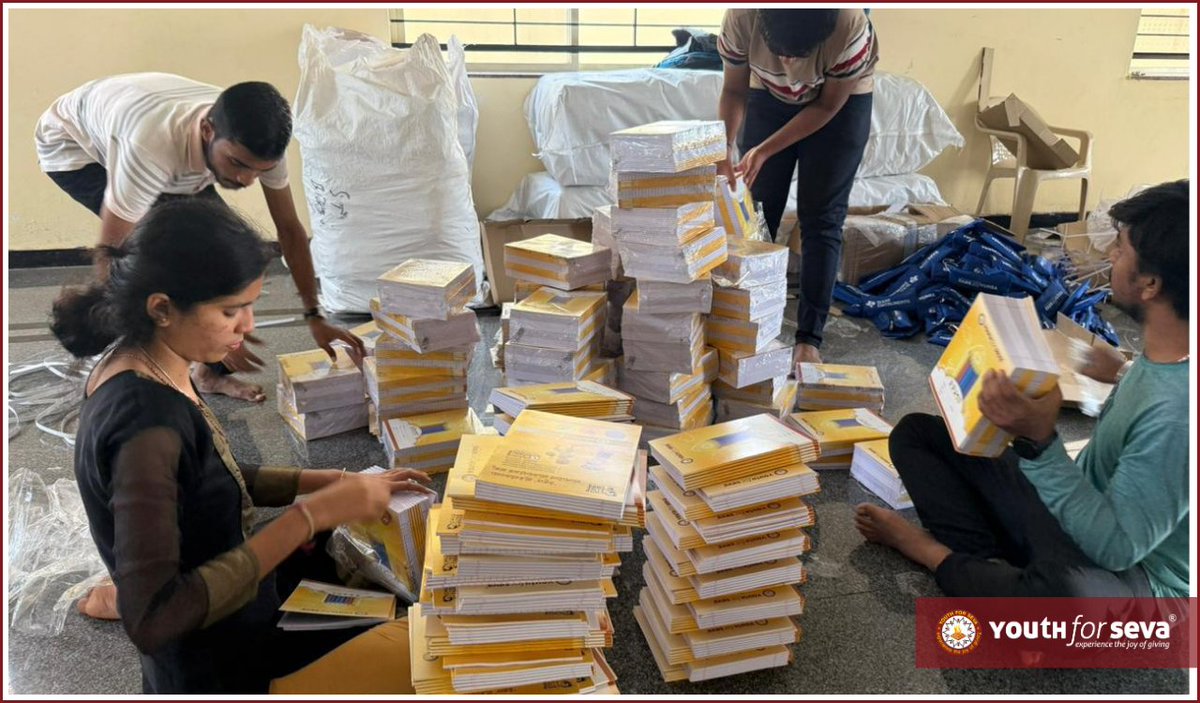yfs_official's tweet image. Part of our vision is to inspire youth across the country to give back to society. We recently saw this vision come to fruition when a bunch of our Vidya Chetana scholars got together to pack and distribute school kits to children studying in government schools.