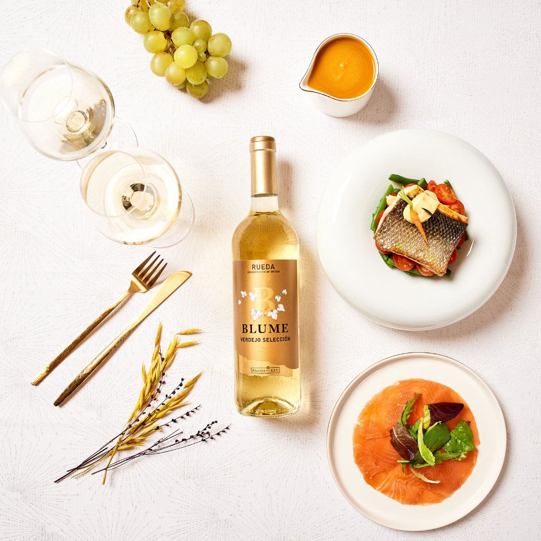 Viste tu mesa este verano con la elegancia de Blume. Un vino blanco  Denominación de Origen Rueda: la variedad verdejo🍈.
🌿 Fresco, aromático y ligero, ideal para acompañar tus aperitivos, mariscos y pescados. 🦀🦞
En verano no te la juegues. 👉  
blume.com.es