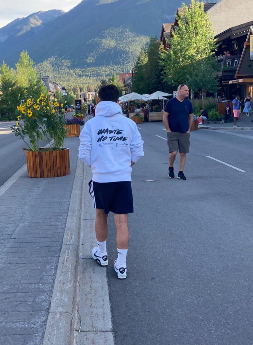 morganmccrowdj's tweet photo. 3 Years ago today I took the first pictures wearing the waste no time hoodie in Banff, just after you were here. Exactly 3 years later, i decided to return as i loved it so much. Repping in the same spot, on the same date repping the LTS black t! @Syndicate @SyndicateOG https://t.co/078AOaohNf