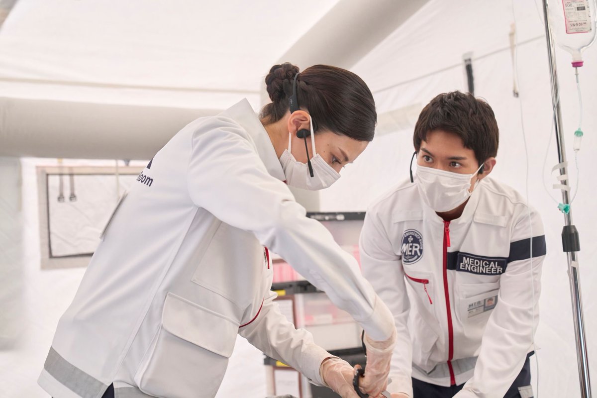 tokyo_mer_tbs's tweet photo. ◥◣🚑TOKYO MERメンバー場面写真解禁✨◢◤

映画の大ヒットを記念して、
TOKYO MERが緊急出動するシーンの写真が
解禁となりました！📸

東京、南海を守る2つのMERチームの活躍を、
ぜひ劇場でご覧ください！🎬

#tokyomer
#南海ミッション
🎬🌺大ヒット上映中 https://t.co/K83qDswg56