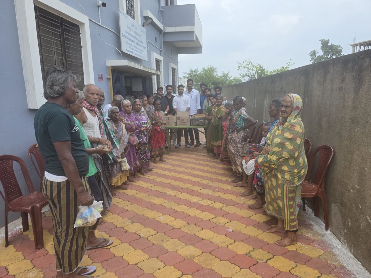 BarunMohanta's tweet photo. ଆଜି ମୋ ଆୟୁଷରୁ ଗୋଟିଏ ବର୍ଷ କମିଗଲା । ପ୍ରତ୍ୟେକ ବର୍ଷ ମୋ ପରିବାର ଓ ସାଙ୍ଗ ସାଥୀଙ୍କ ଗହଣରେ ଜନ୍ମ ଦିନକୁ ପାଳନ କରିଥାଏ । ତେବେ ଏ ବର୍ଷ ପ୍ରଥମଥର  କରି ଅସହାୟ ଅବସ୍ଥାରେ ଥିବା ବୃଦ୍ଧବୃଦ୍ଧାଙ୍କ ସହିତ ପାଳନ କରିଥିଲି । ଆଉ ଆଜି ତାଙ୍କ ସହିତ ଖୁସି ବାଣ୍ଟିଲି । ଏହା ମୋ ଜୀବନର ସବୁଠାରୁ ଭଲ ଅନୁଭୂତି ରହିଲା । https://t.co/8GitIvruEu
