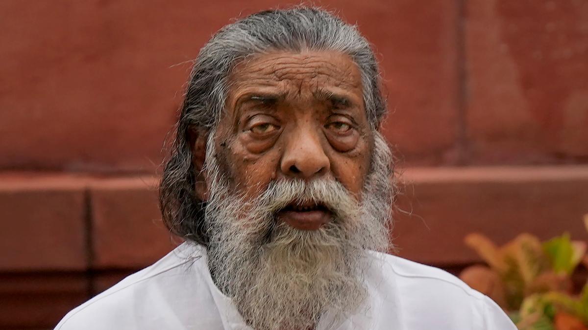 पूर्व मुख्यमंत्री एवं राज्यसभा सांसद दिशोम गुरु श्री शिबू सोरेन जी के निधन का समाचार अत्यंत दुःखद एवं पीड़ादायक है।
राजनीतिक और सामाजिक क्षेत्र में उनका योगदान सदैव स्मरणीय रहेगा।
शोकाकुल परिजनों के प्रति मेरी गहरी संवेदना। ईश्वर दिवंगत आत्मा को शांति प्रदान करें।