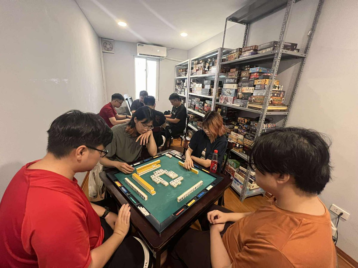 MahjongIsFun's tweet photo. 【Hanoi Riichi Mahjong League - Summer 2025】

Preliminary Round - Top 8 Results:

1⃣ Dũng Thái
2⃣ Trọng Nghĩa
3⃣ Huy Bùi
4⃣ Minh Khami
5⃣ Trung 3T
6⃣ Nguyễn Trường
7⃣ Khôi Nguyên
8⃣ Hải Anh

#麻雀 #Mahjong #Hanoi #Vietnam https://t.co/9beM9mx4eB