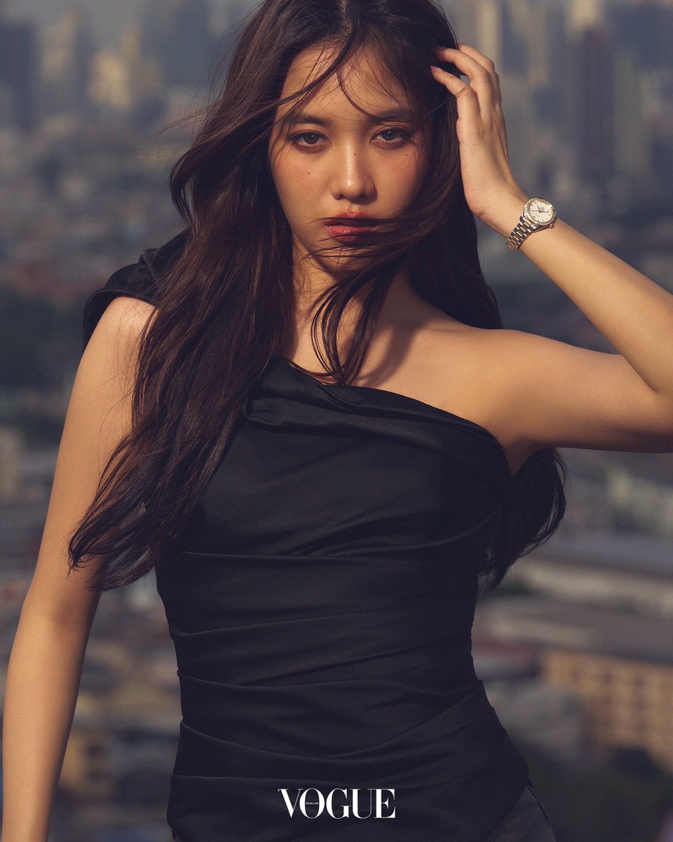 VogueThailand's tweet image. แฟนคลับมักจะเห็นฟรีนในบทบาทต่างๆ อยากทราบว่าตัวตนจริงๆ ของฟรีน สโรชาเป็นแบบไหน

Freen: จริงๆ แล้วที่แฟนคลับเห็นก็คือตัวตนหนูนั่นแหละ (หัวเราะ) ไม่ว่าจะอยู่หน้ากล้องหรือหลังกล้องหนูก็เป็นแบบนี้ บางครั้งอาจจะดูเหมือนนิ่งเพราะขึ้นอยู่กับโอกาสและสถานที่ที่เราไปด้วย แต่ไม่ว่าจะอย่างไร…