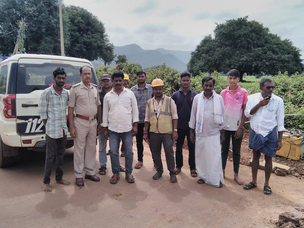 112 Ballari (@112ballari) on Twitter photo 04-08-202 ಸಂಡೂರು ಪೊಲೀಸ್ ಠಾಣಾ ವ್ಯಾಪ್ತಿಯ ಸುಶೀಲ ನಗರದಲ್ಲಿ ಸಾರ್ವಜನಿಕರಿಗೆ ERSS -112 ಬಗ್ಗೆ ಜಾಗೃತಿಯನ್ನು ಮೂಡಿಸಲಾಯಿತು. <a href="/112Karnataka/">112Karnataka</a> <a href="/BallariSp/">SP Ballari</a> 04-08-202 ಸಂಡೂರು ಪೊಲೀಸ್ ಠಾಣಾ ವ್ಯಾಪ್ತಿಯ ಸುಶೀಲ ನಗರದಲ್ಲಿ ಸಾರ್ವಜನಿಕರಿಗೆ ERSS -112 ಬಗ್ಗೆ ಜಾಗೃತಿಯನ್ನು ಮೂಡಿಸಲಾಯಿತು. <a href="/112Karnataka/">112Karnataka</a> <a href="/BallariSp/">SP Ballari</a>