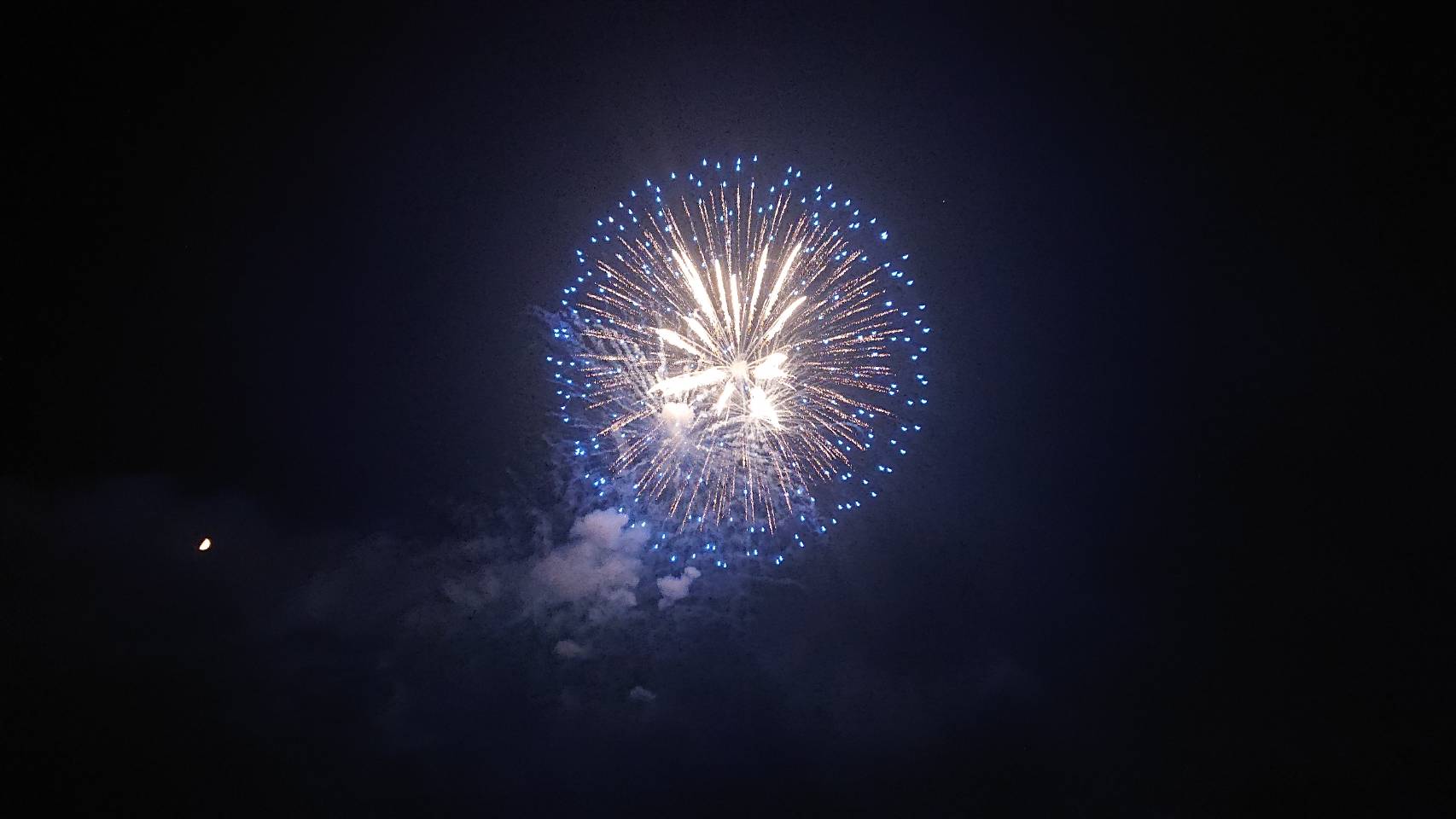 花火 花火が終わって、ゆっくり寝れると思ったら… まさかの朝の4時に