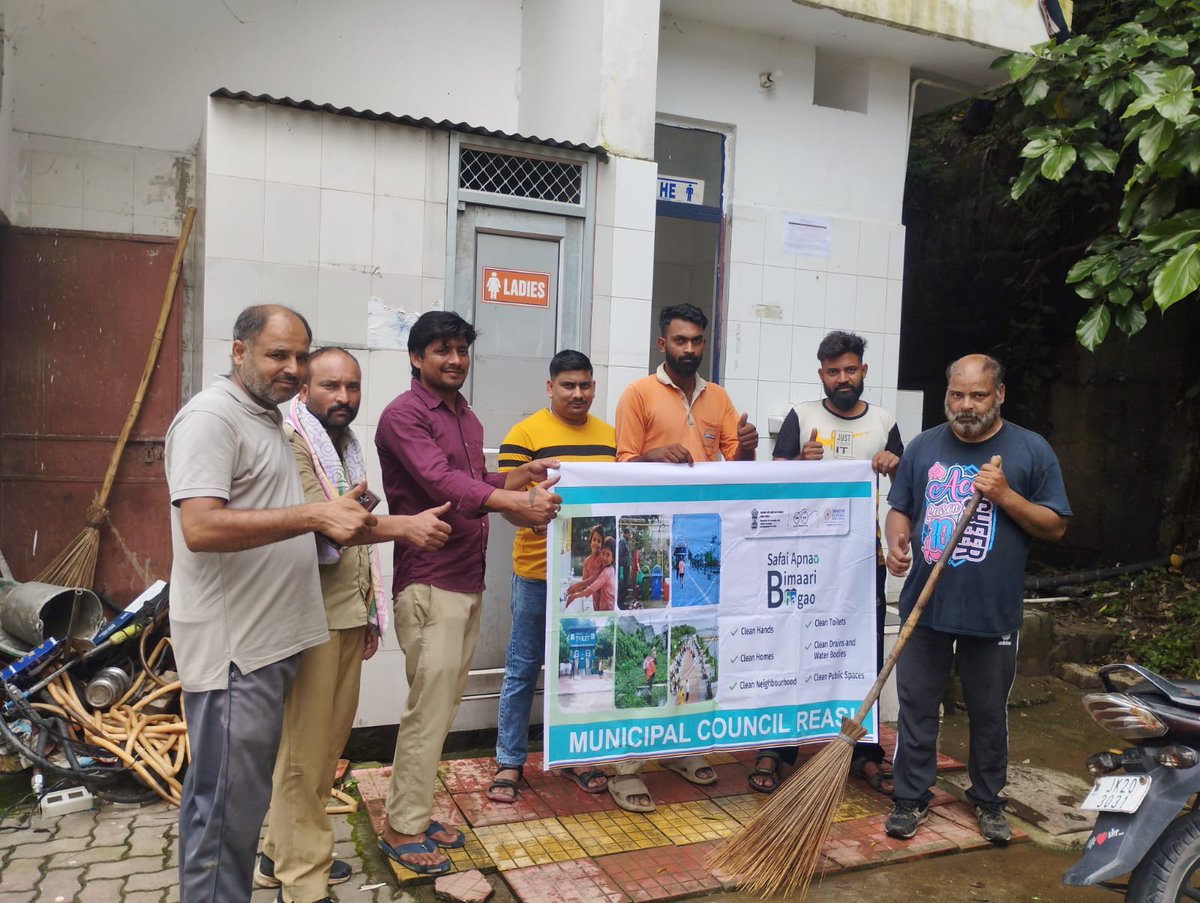MunicipalReasi's tweet photo. Glimpses of #SafaiApnaoBimaariBhagao' campaigns carried out by MC Reasi in different locations of Reasi Town #SABB #CleanToilets #CleanWaterbodies #CleanNeighbourhood #CleanPublicSpaces #waterTestings etc. @SwachhBharatGov @dioreasi1 @DMReasi https://t.co/dNbs7ZHbTh