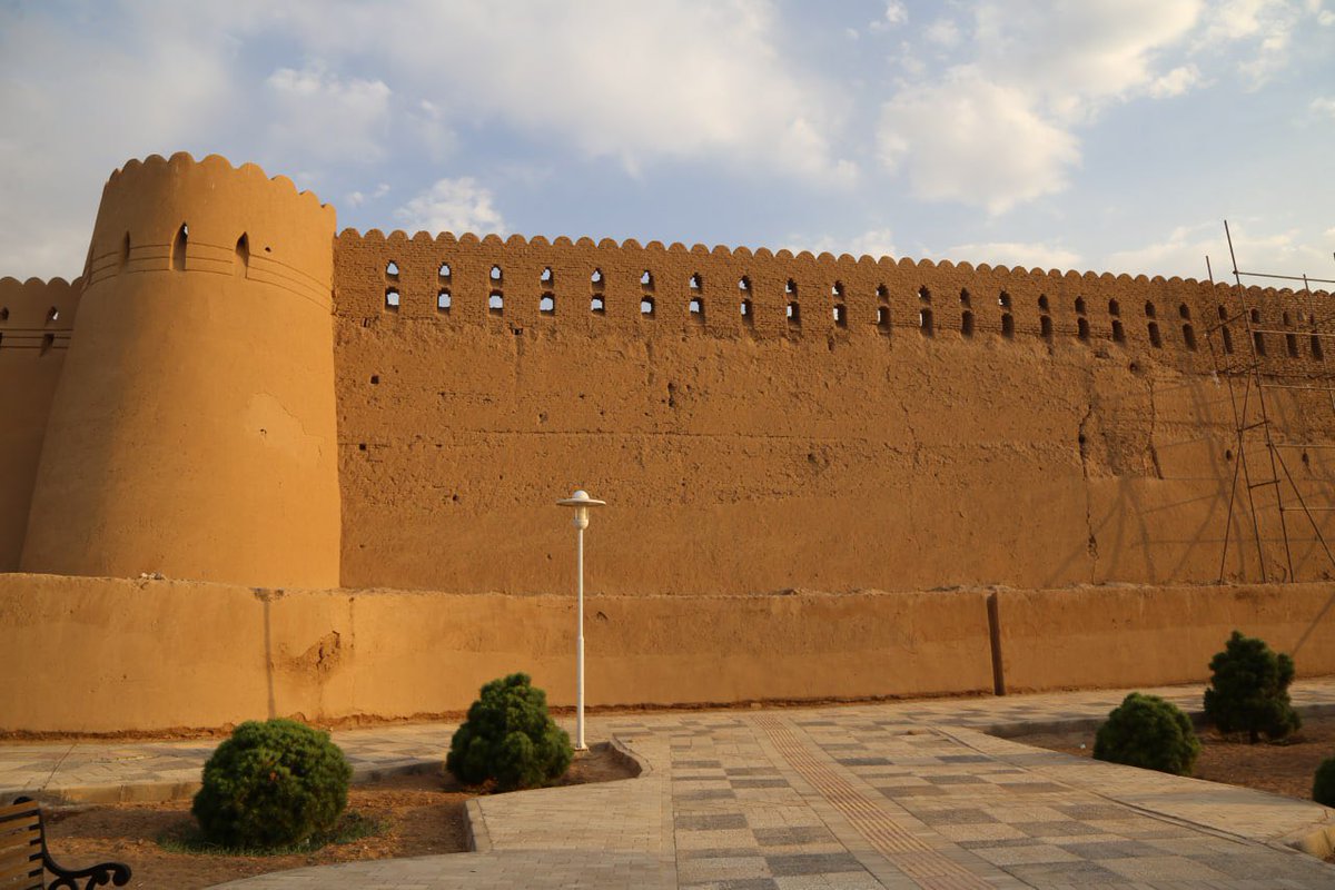 برج و باروی تاریخی یزد، نمادی ماندگار از هوشمندی معماری در دل کویر است؛خشت‌ به خشت،روایت‌گر میراثی استوار در قلب کویر. جایی که فرهنگ،دیوار به دیوار تاریخ ایستاده است.میراثی ارزشمند که اصالت،هویت و فرهنگ این سرزمین را به تصویر می‌کشد.
عکس: بهارک روشن بخش
#معماری_کویری #ایران_ببین