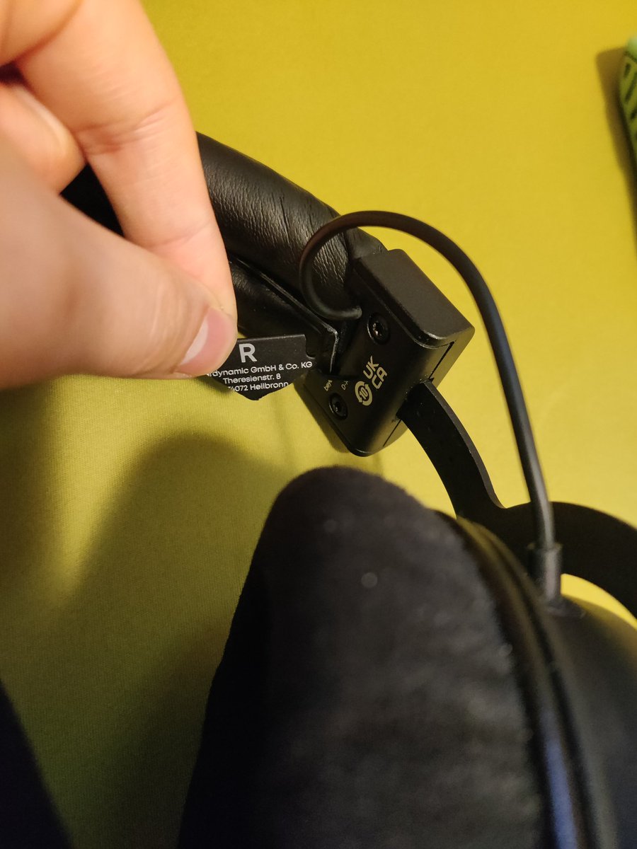 WTF MY HEADPHONES CHIPPED HOW I GENTLY PUT IT ON THE TABLE NOOOOOOOOOOOOOOOOOOOOOOO