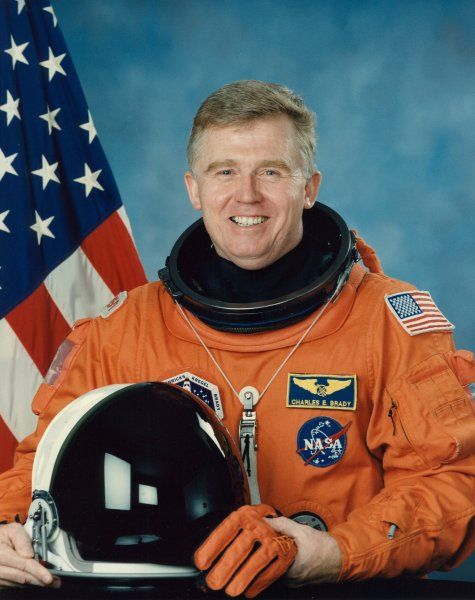 Astro_Cady's tweet image. Born #OTD 8/12/1951: Remembering the late Charles E. Brady, Jr. - fellow "Hog" (Astronaut Group 14) & physician. His 1st/only spaceflight (#STS78) set a duration record for the #SpaceShuttle, and he brought an unlit Olympic torch to #space as a tribute to the 1996 #Olympics.✨