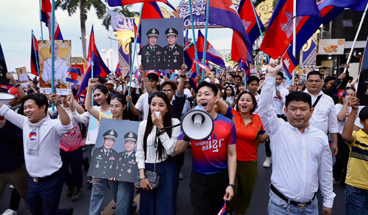pheaktraneth's tweet photo. Around 10,000 Cambodians –many of them youth, women, monks, and civil society members – joined the peaceful march in Phnom Penh on Saturday, rallying under the theme “Cambodia Loves Peace.” Participants carried national flags, wore white shirts symbolising unity, and held placards calling for non-violence, justice, and the safe return of the 18 soldiers still held in Thailand. https://t.co/LHoEfnw7Og