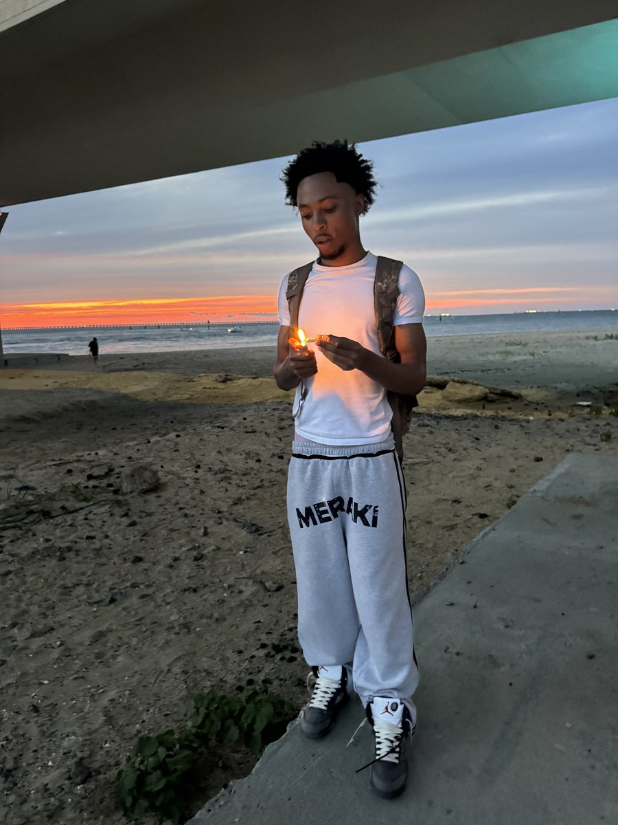 🧎🏿 tweet media