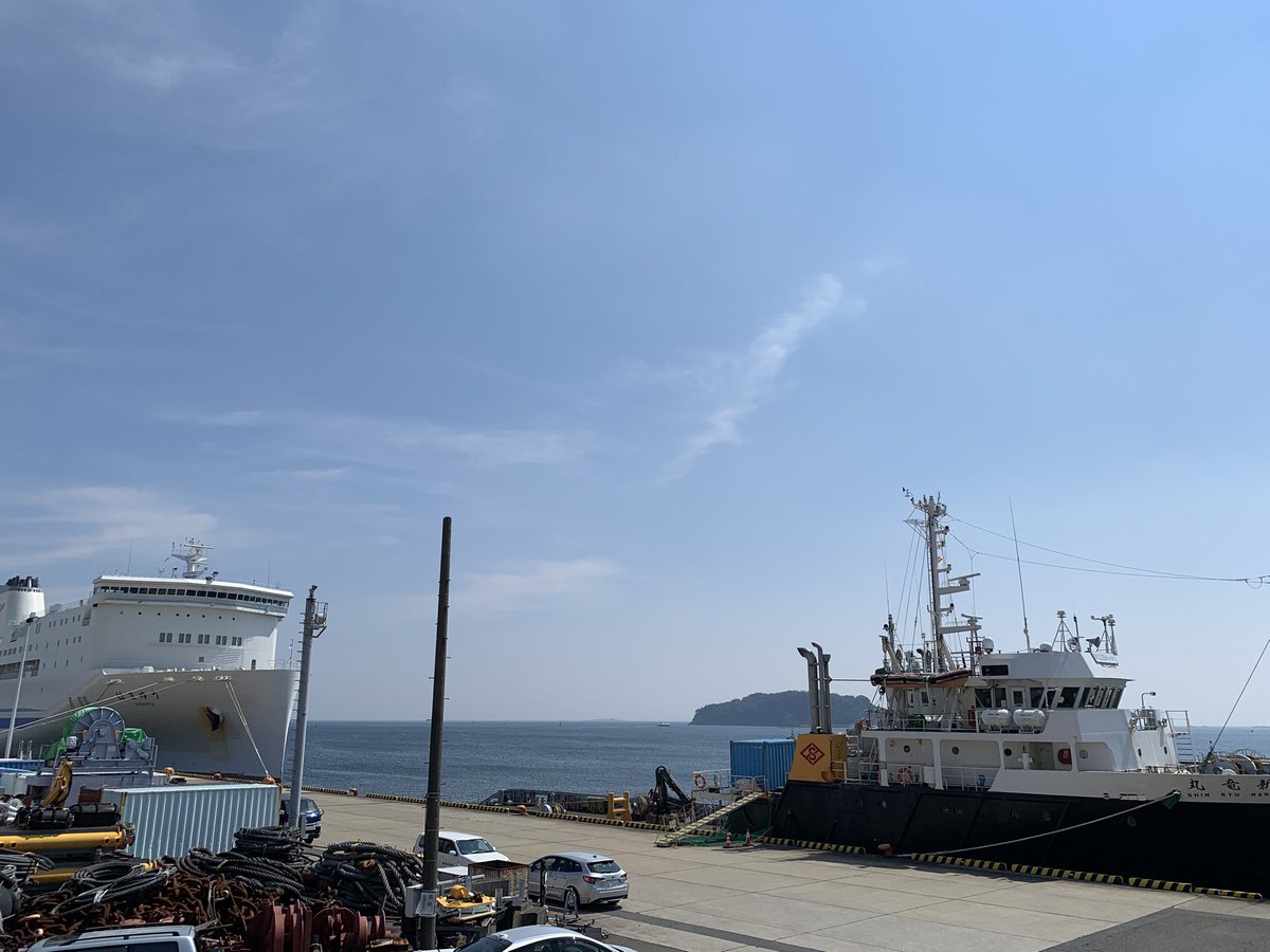 令和7年8月4日、今日の横須賀新港ふ頭のようすです。
快晴のお天気で気温が30℃を超え厳しい暑さになっています。多目的作業船の新竜丸と新門司港行きフェリーのはまゆうが停泊しているのが見えます。