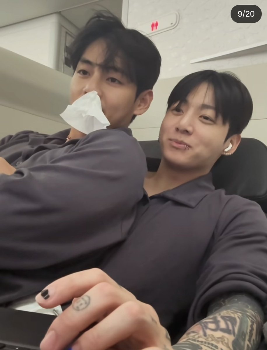 purplesNgreen's tweet photo. Hello 2017 taekooker, i know you are fxcking sobbing right now😭😭😭 you have been waiting for this day to come when one of TAEKOOK can just casually drop TAEKOOK selca like it's the most natural thing next to breathing oxygen 😭😭😭 you are winning in life gURL!!!!!!! https://t.co/4hZSWrgorf