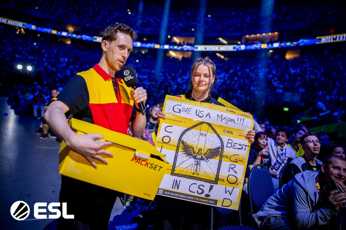 ESLCS's tweet photo. Wish granted. @DeutschePostDHL
This fan got some Driver Gloves | Black Tie delivered by @HugoTV for their stained glass #DHLDROP sign! ๐จ https://t.co/1GVJmcKshI