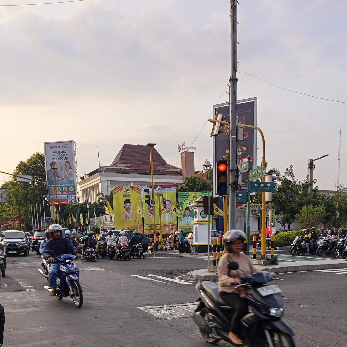 .
.
belajarlah dari pengalaman
entah itu pengalaman diri sendiri maupun orang lain
berani mengambil risiko
karena di luar zona nyaman terdapat potensi besar

---

semangat ngopi untuk memulai hari 
dan semoga selalu bertemu hal² baik di pagi ini sampai matahari terbenam lagi ✨🫶
