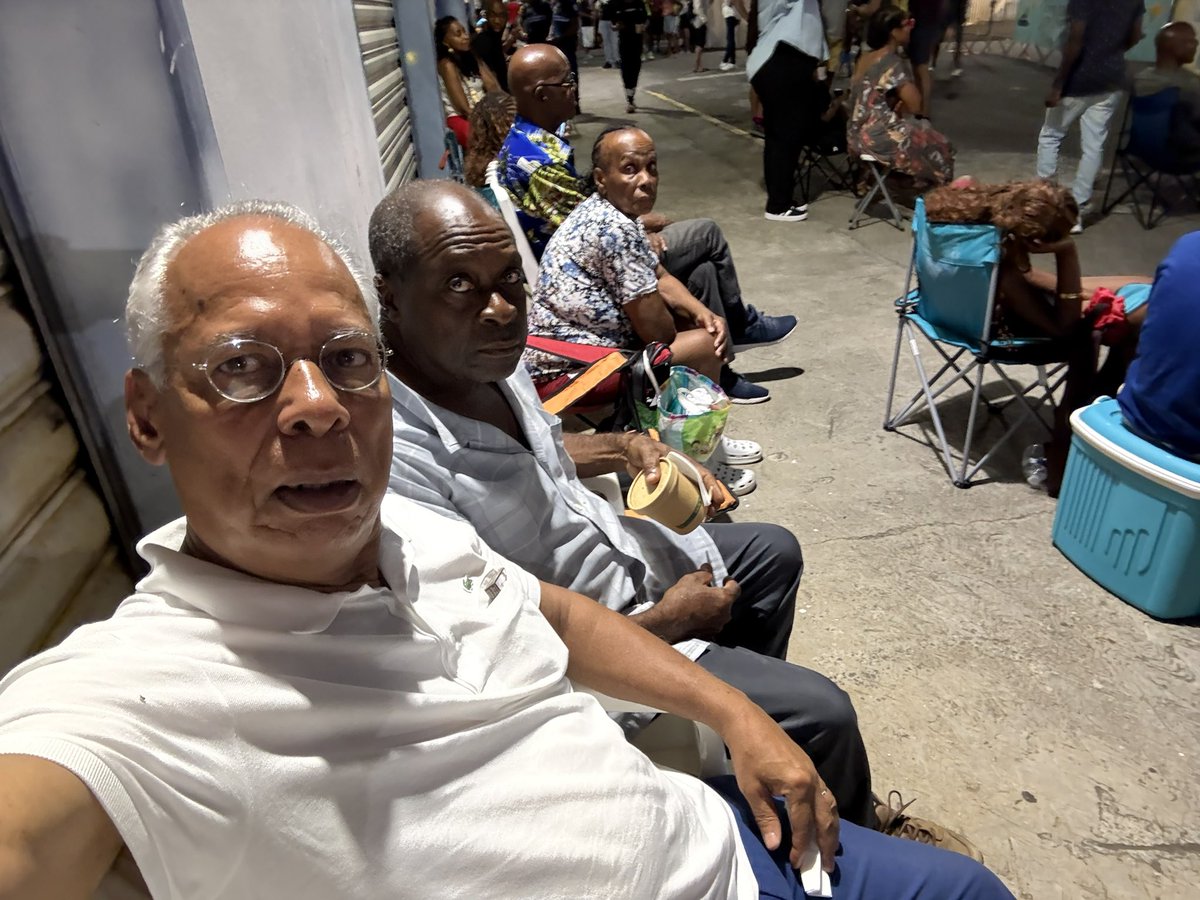 VictorinLurel's tweet photo. Finale grandiose de la 10e édition des Foulées de #Baillif avec une foule sentimentale , enthousiaste et tranquille . Que du bonheur !
Securité assurée . https://t.co/Htl3EYJJsw