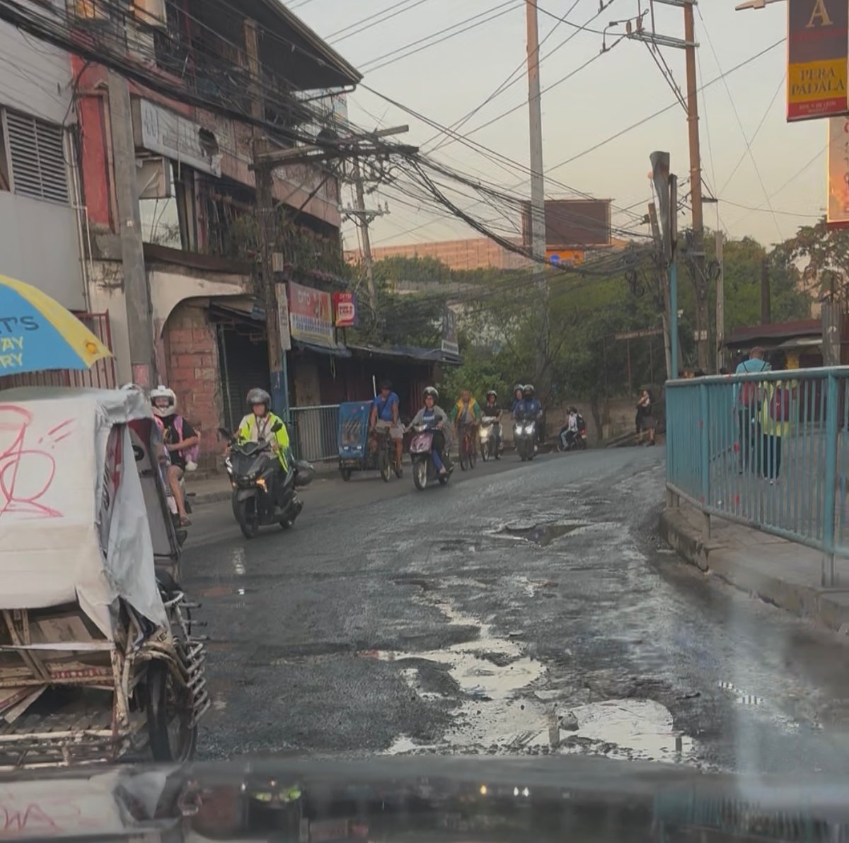 IMSuiGeneris's tweet photo. @valenzuelacity ilang taon na to? hindi na lang to lubak. HUKAY na ata ito! https://t.co/hBBEbYJhWp