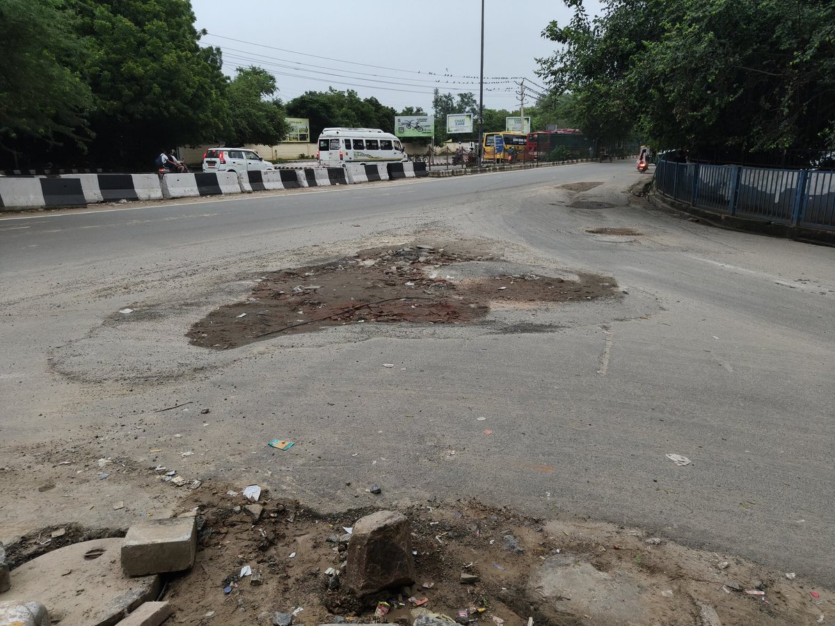 INDTechAndInfra's tweet image. Yaha par BSES ki team ne kaam Kara hai , or aise hi chor ke chale gye , kitne dino se ye aise hi padi h sadak , accident hone ka chances h, five sense garden saket metro ke pass , isko kam se kam theek to krke jate @bsesdelhi @BJP4Delhi