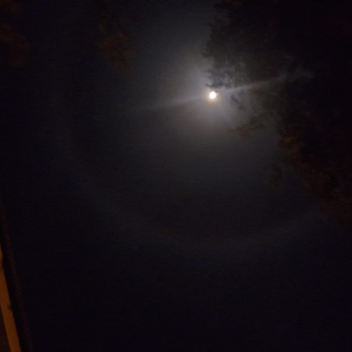 Halo en la luna gracias a este frío grande 🥶